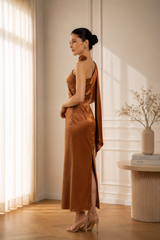 Rochie Bronz midi eleganta din satin pe umar, cu detaliu floral si croiala midi
