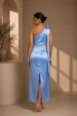 Rochie Baby Blue midi eleganta din satin pe umar, cu detaliu floral si croiala midi