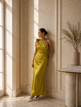 Rochie Fistic midi eleganta din satin pe umar, cu detaliu floral si croiala midi
