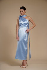 Rochie Baby Blue midi eleganta din satin pe umar, cu detaliu floral si croiala midi