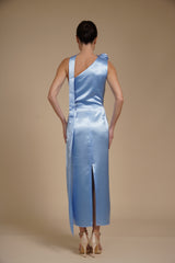 Rochie Baby Blue midi eleganta din satin pe umar, cu detaliu floral si croiala midi