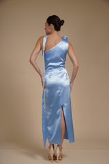 Rochie Baby Blue midi eleganta din satin pe umar, cu detaliu floral si croiala midi