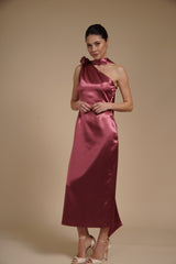 Rochie Roz Trandafiriu midi eleganta din satin pe umar, cu detaliu floral si croiala midi