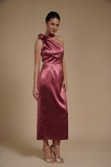 Rochie Roz Trandafiriu midi eleganta din satin pe umar, cu detaliu floral si croiala midi