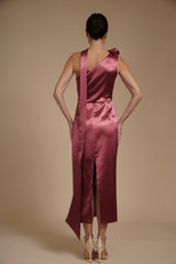 Rochie Roz Trandafiriu midi eleganta din satin pe umar, cu detaliu floral si croiala midi