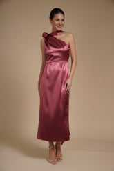 Rochie Roz Trandafiriu midi eleganta din satin pe umar, cu detaliu floral si croiala midi