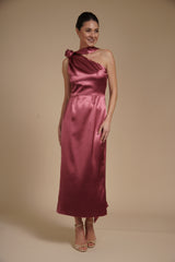 Rochie Roz Trandafiriu midi eleganta din satin pe umar, cu detaliu floral si croiala midi