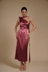 Rochie Roz Trandafiriu midi eleganta din satin pe umar, cu detaliu floral si croiala midi