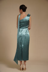 Rochie Verde Ou de Rata midi eleganta din satin pe umar, cu detaliu floral si croiala midi