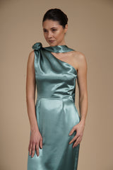 Rochie Verde Ou de Rata midi eleganta din satin pe umar, cu detaliu floral si croiala midi