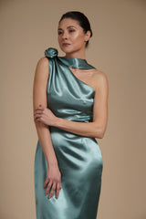 Rochie Verde Ou de Rata midi eleganta din satin pe umar, cu detaliu floral si croiala midi