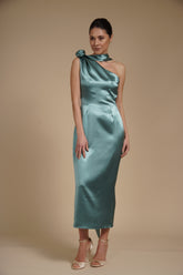 Rochie Verde Ou de Rata midi eleganta din satin pe umar, cu detaliu floral si croiala midi