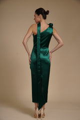 Rochie Verde Smarald midi eleganta din satin pe umar, cu detaliu floral si croiala midi