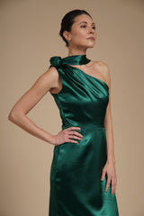 Rochie Verde Smarald midi eleganta din satin pe umar, cu detaliu floral si croiala midi