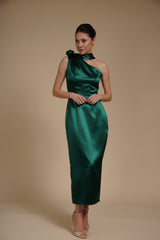 Rochie Verde Smarald midi eleganta din satin pe umar, cu detaliu floral si croiala midi