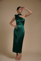 Rochie Verde Smarald midi eleganta din satin pe umar, cu detaliu floral si croiala midi