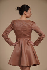 Rochie mini eleganta din tafta fixa gloss Bronz, cu croi tip A, decolteu patrat si maneci lungi