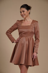 Rochie mini eleganta din tafta fixa gloss Bronz, cu croi tip A, decolteu patrat si maneci lungi