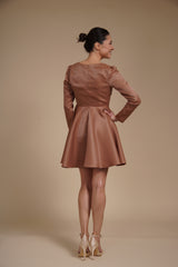 Rochie mini eleganta din tafta fixa gloss Bronz, cu croi tip A, decolteu patrat si maneci lungi