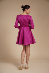 Rochie mini eleganta din tafta fixa gloss Fucsia, cu croi tip A, decolteu patrat si maneci lungi