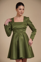 Rochie mini eleganta din tafta fixa gloss Olive, cu croi tip A, decolteu patrat si maneci lungi