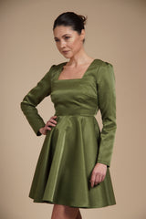 Rochie mini eleganta din tafta fixa gloss Olive, cu croi tip A, decolteu patrat si maneci lungi