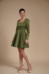 Rochie mini eleganta din tafta fixa gloss Olive, cu croi tip A, decolteu patrat si maneci lungi