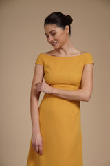 Rochie elegantă midi A-line din crep elastic Mustar cu decolteu bardot