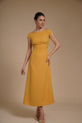 Rochie elegantă midi A-line din crep elastic Mustar cu decolteu bardot