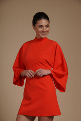 Rochie mini Corai din crep elastic, tip kimono, cu guler inalt si maneci evazate