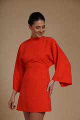 Rochie mini Corai din crep elastic, tip kimono, cu guler inalt si maneci evazate