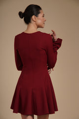 Rochie mini cambrata A-line Bordeaux din crep elastic, cu mâneci lungi