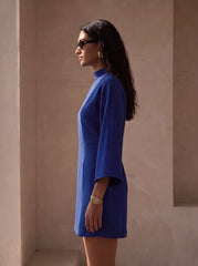 Rochie mini Albastru Regal din crep elastic, tip kimono, cu guler inalt si maneci evazate