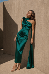 Rochie Verde Smarald midi eleganta din satin pe umar, cu detaliu floral si croiala midi