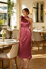 Rochie Roz Trandafiriu midi eleganta din satin pe umar, cu detaliu floral si croiala midi