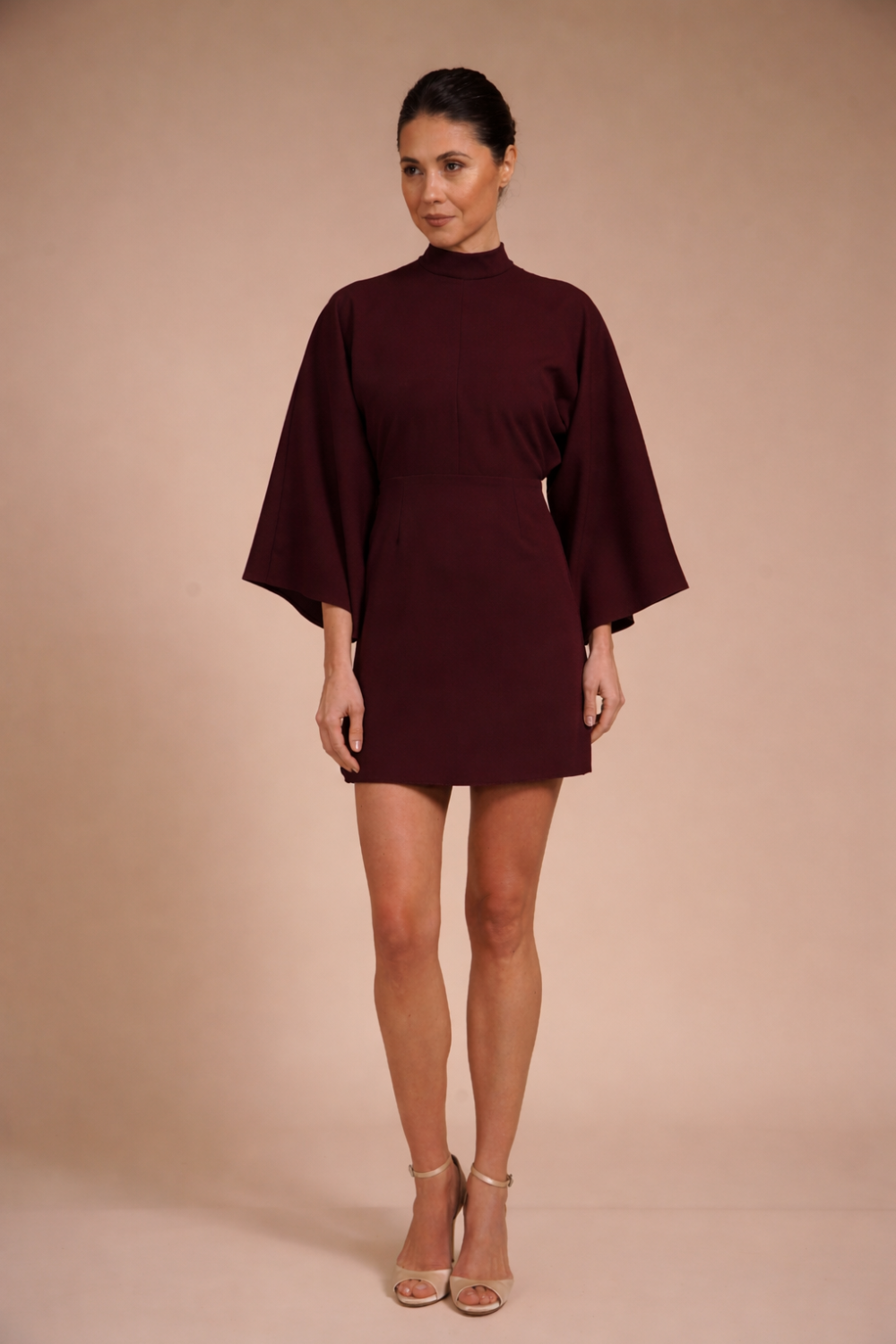 Rochie mini Pruna pudrata din crep elastic, tip kimono, cu guler inalt si maneci evazate