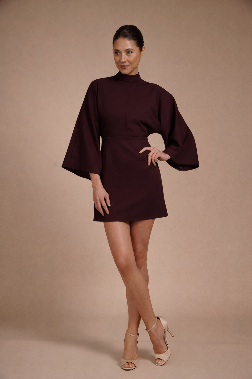 Rochie mini Pruna pudrata din crep elastic, tip kimono, cu guler inalt si maneci evazate