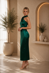 Rochie Verde Smarald midi eleganta din satin pe umar, cu detaliu floral si croiala midi
