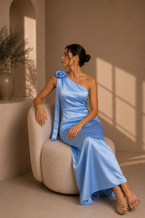 Rochie Baby Blue midi eleganta din satin pe umar, cu detaliu floral si croiala midi