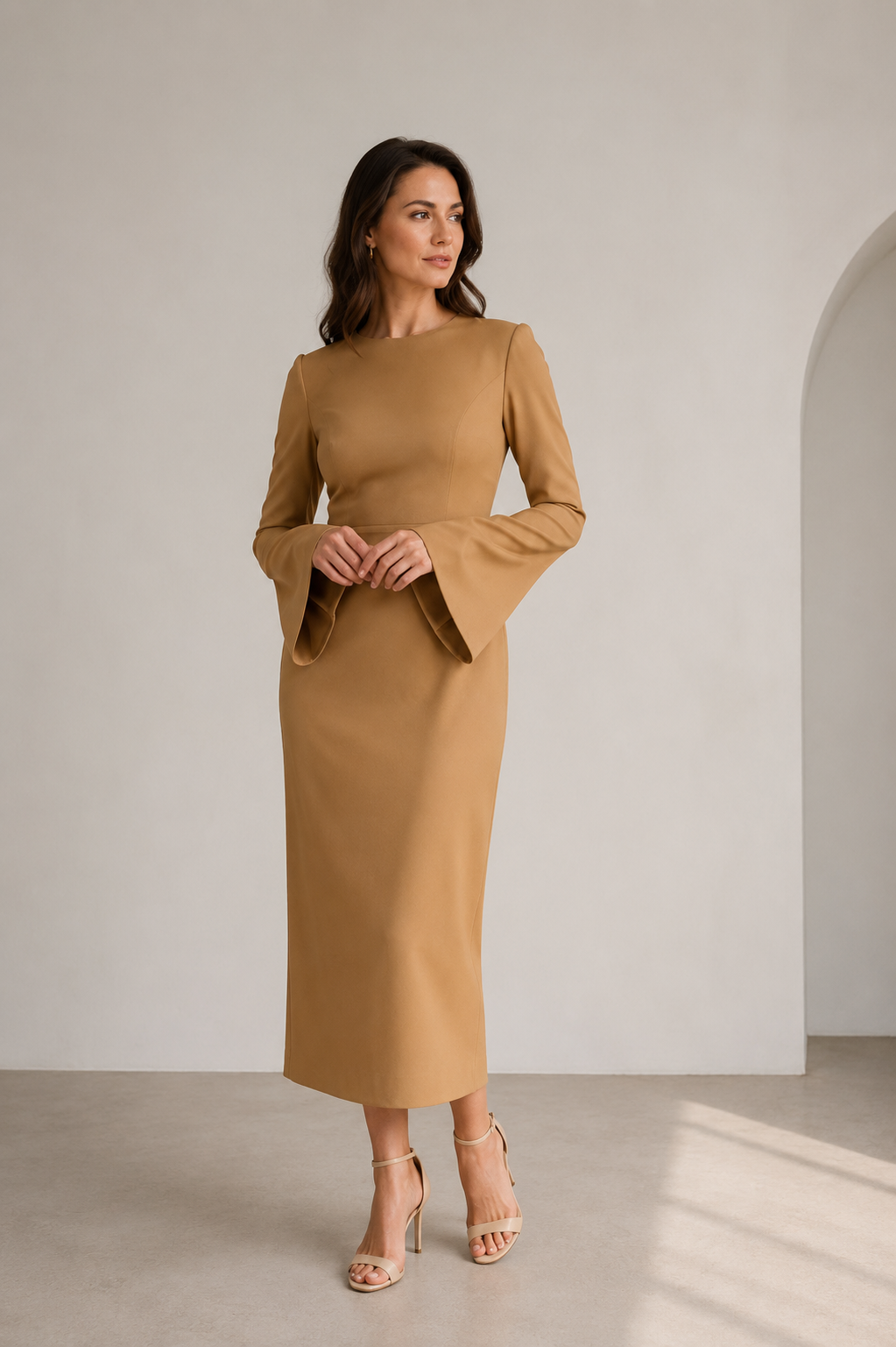 Rochie eleganta midi conica din crep elastic Nude, cu maneci clopot si decolteu rotund