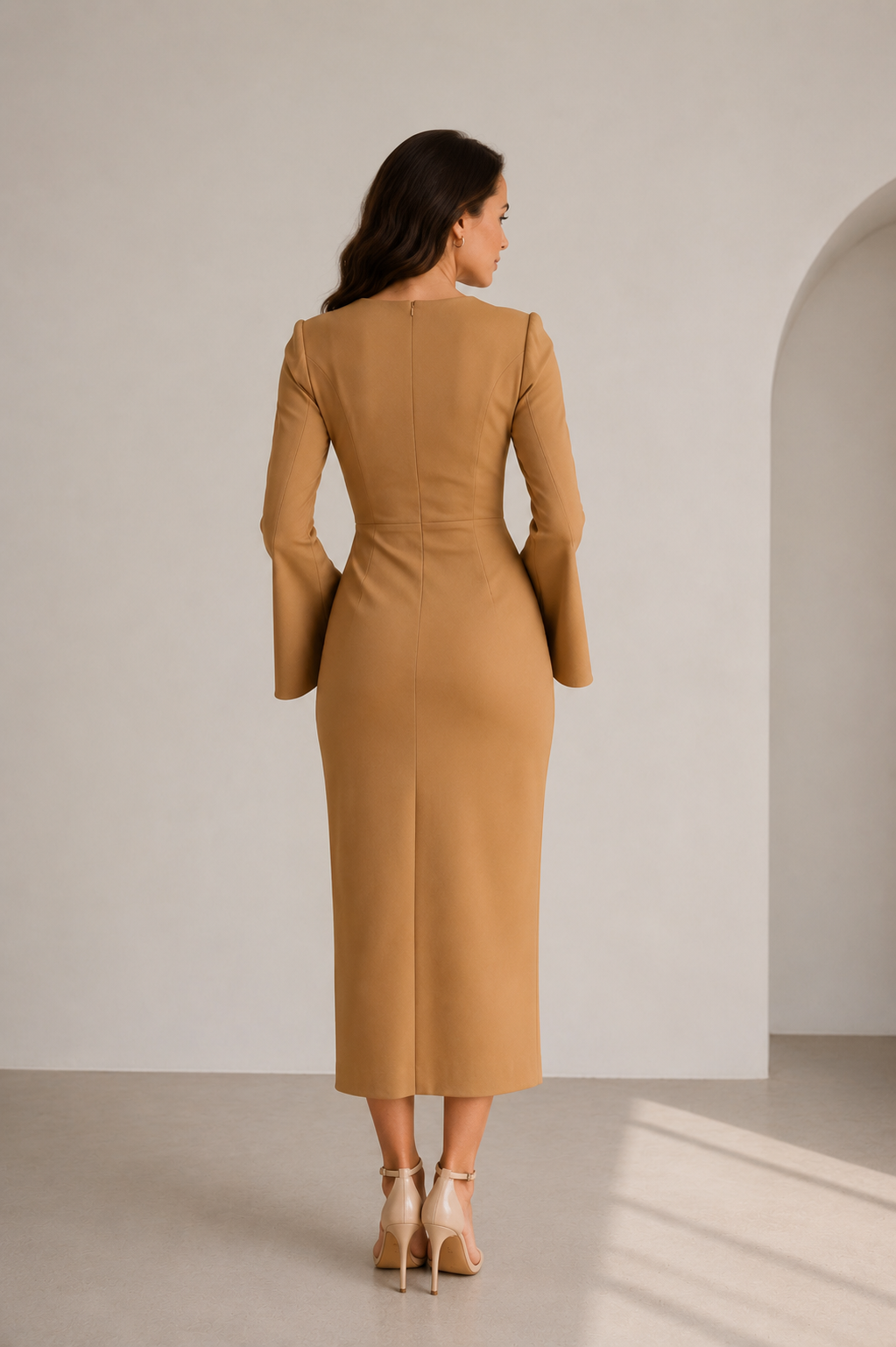 Rochie eleganta midi conica din crep elastic Nude, cu maneci clopot si decolteu rotund