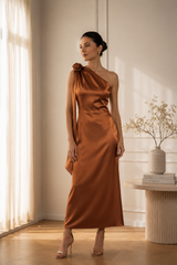 Rochie Bronz midi eleganta din satin pe umar, cu detaliu floral si croiala midi