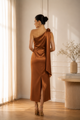Rochie Bronz midi eleganta din satin pe umar, cu detaliu floral si croiala midi