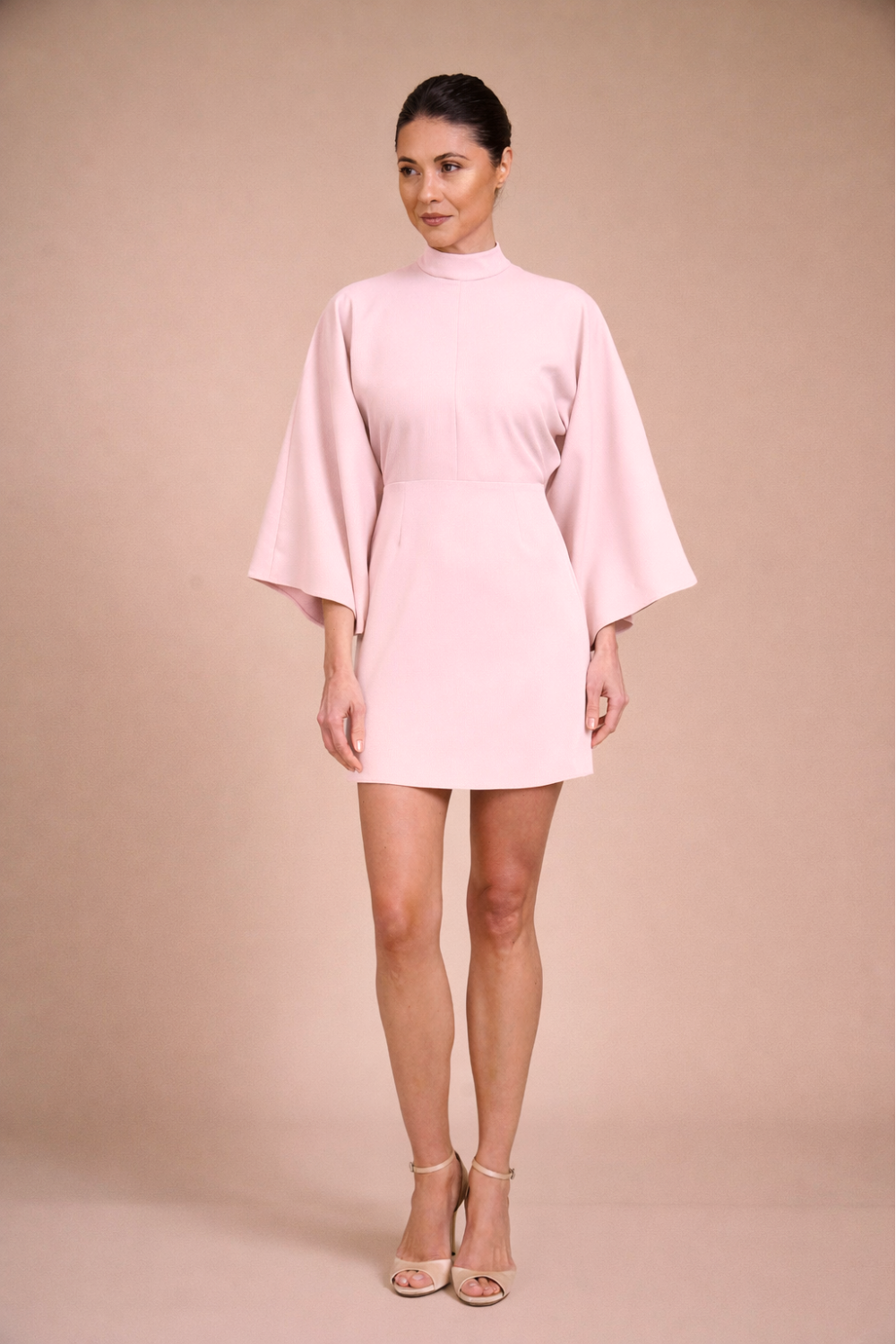Rochie mini Roz Deschis din crep elastic, tip kimono, cu guler inalt si maneci evazate