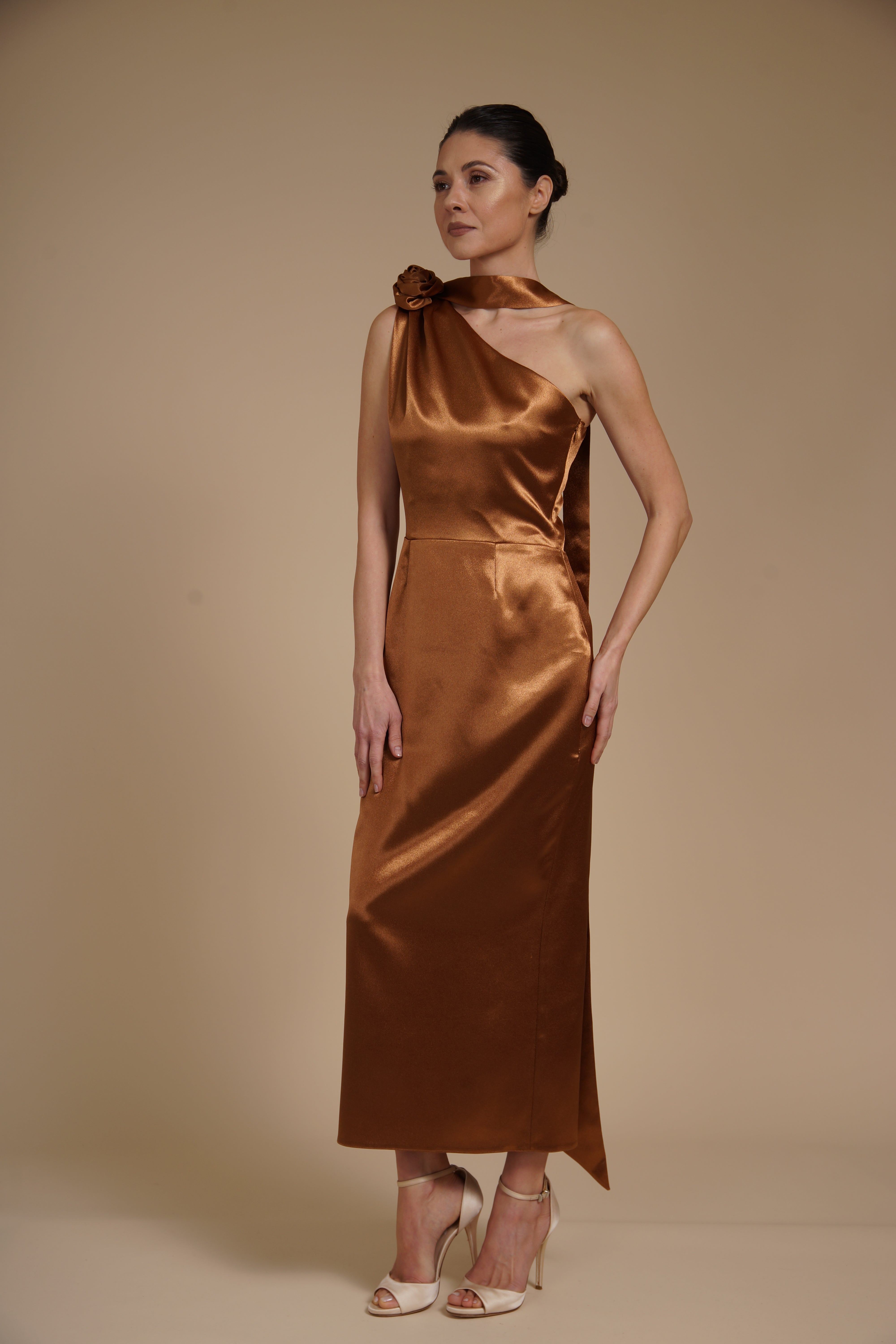 Rochie Bronz midi eleganta din satin pe umar, cu detaliu floral si croiala midi