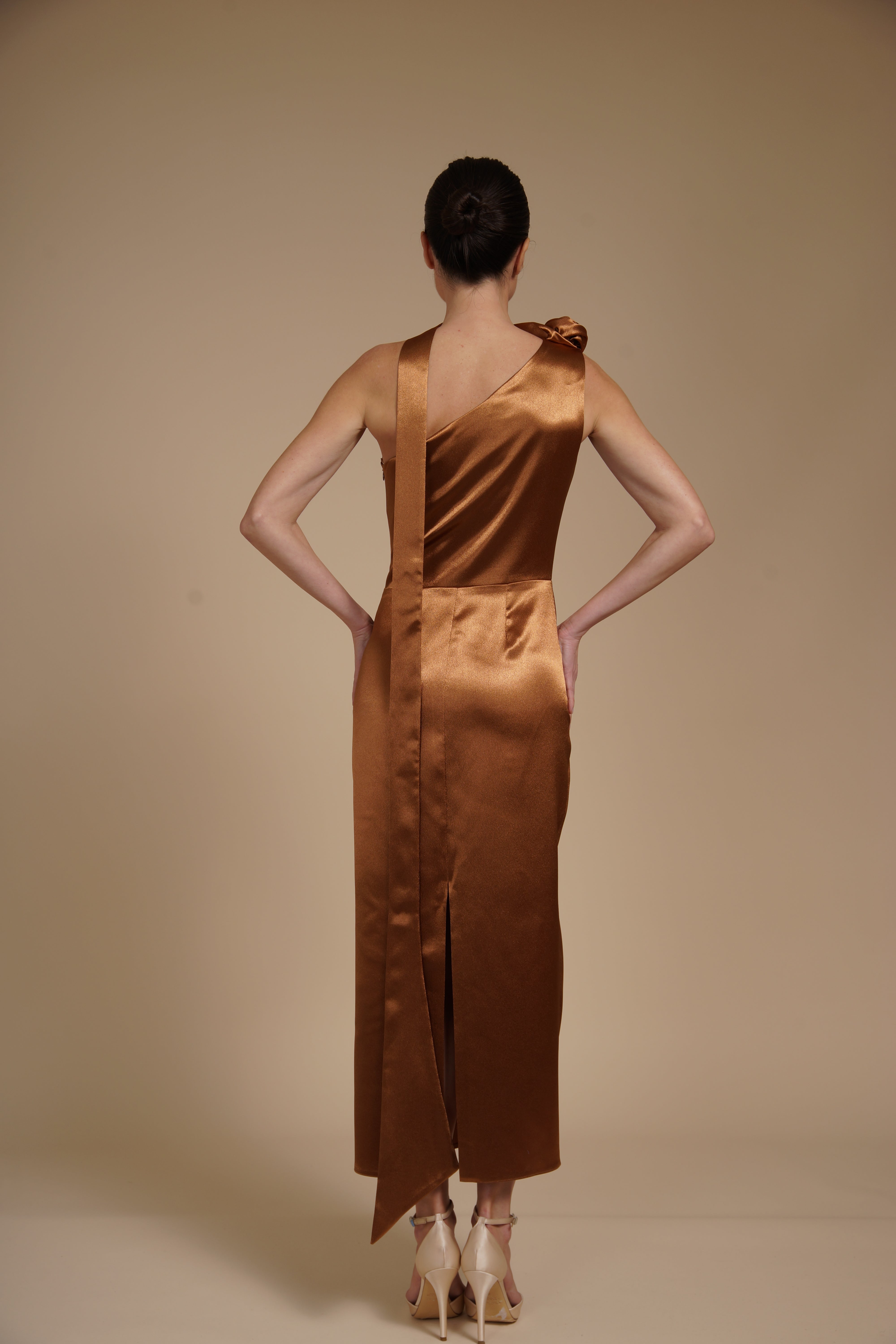Rochie Bronz midi eleganta din satin pe umar, cu detaliu floral si croiala midi