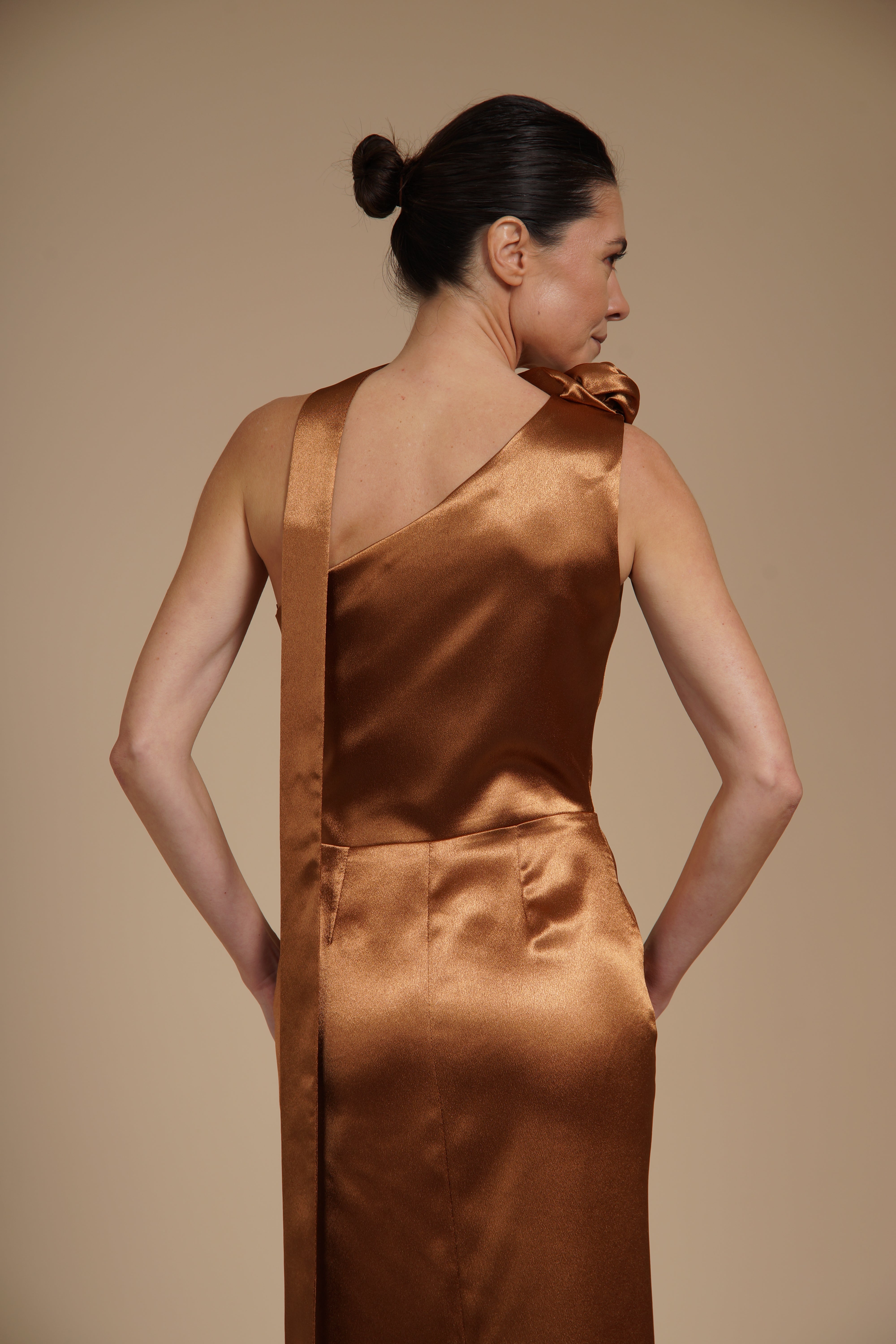 Rochie Bronz midi eleganta din satin pe umar, cu detaliu floral si croiala midi