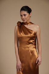 Rochie Bronz midi eleganta din satin pe umar, cu detaliu floral si croiala midi