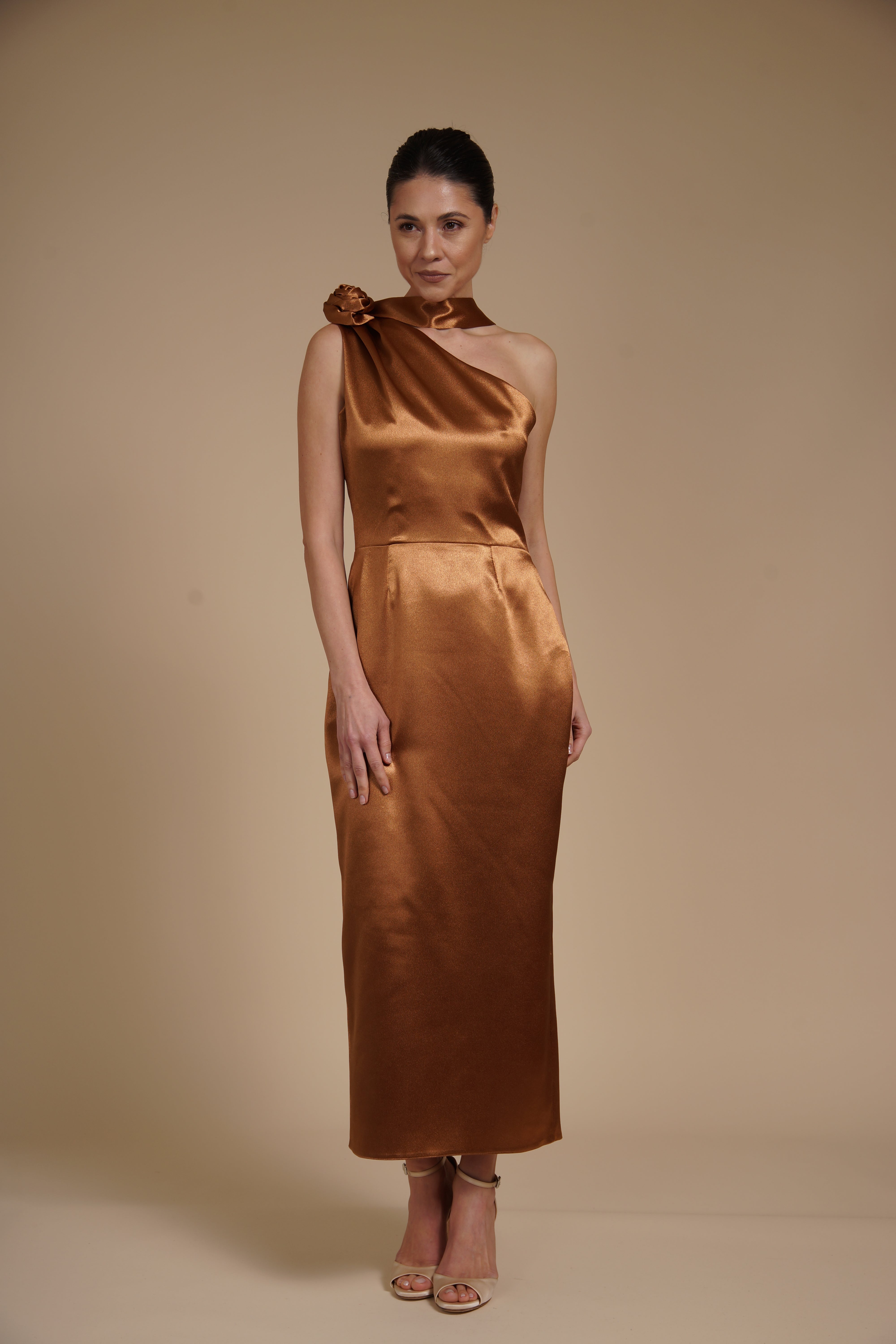 Rochie Bronz midi eleganta din satin pe umar, cu detaliu floral si croiala midi