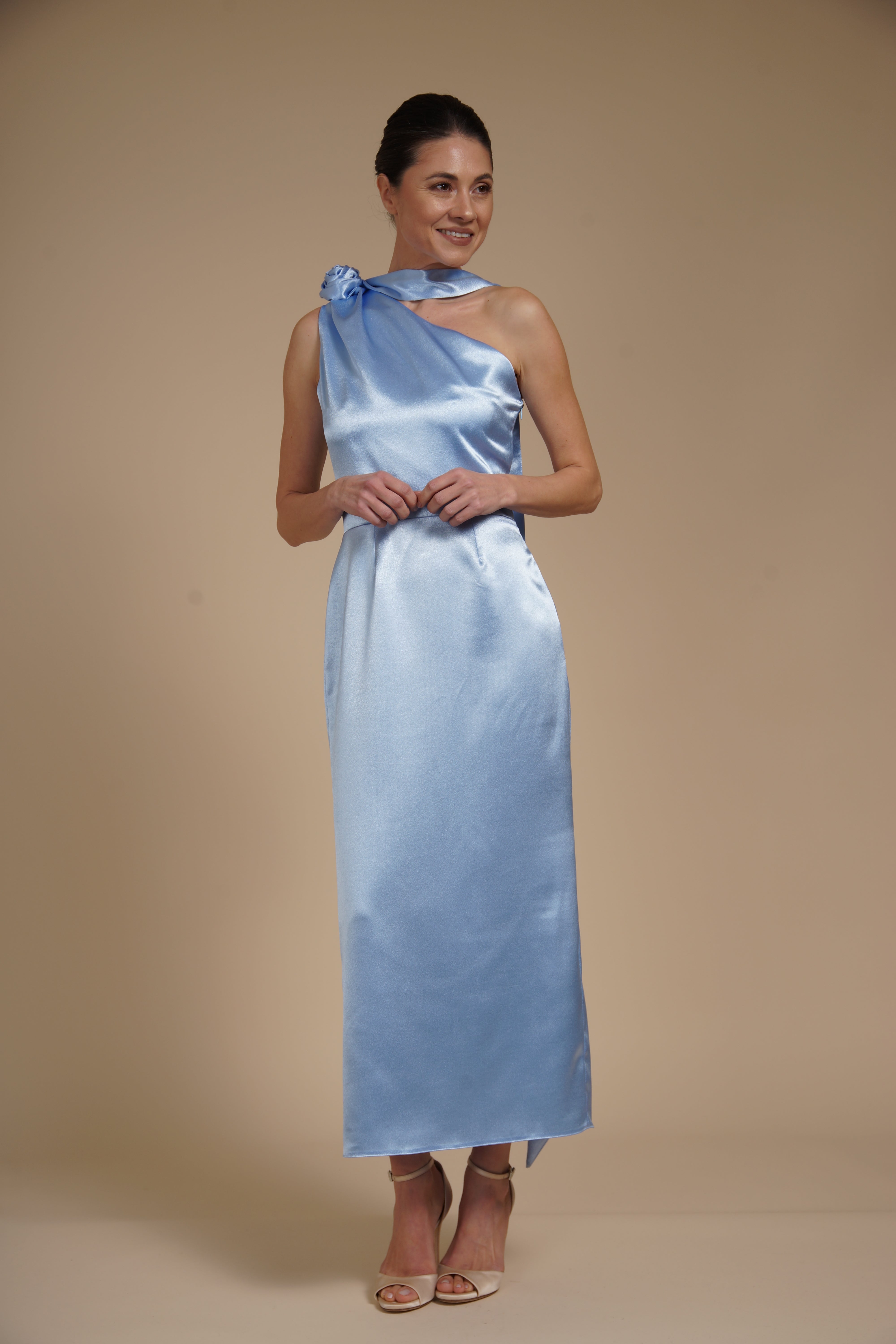 Rochie Baby Blue midi eleganta din satin pe umar, cu detaliu floral si croiala midi